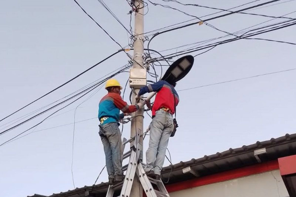 PLN Batam rapikan kabel kusut yang terbentang di perumahan