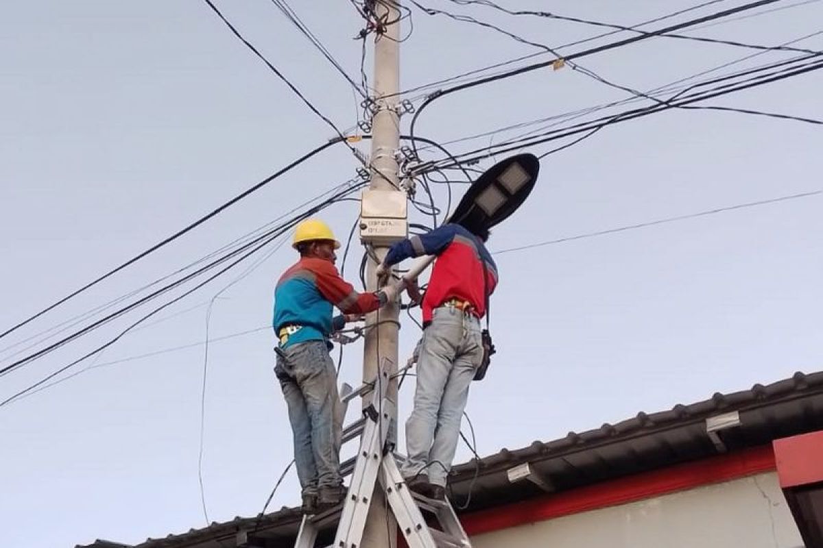 PLN Batam rapikan kabel-kabel kusut yang terbentang di jalan perumahan
