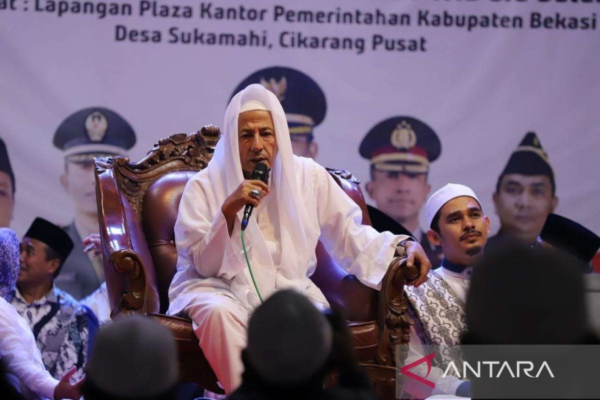 Habib Luthfi pimpin istigasah bersama peringati Hari Jadi Bekasi  ke-72