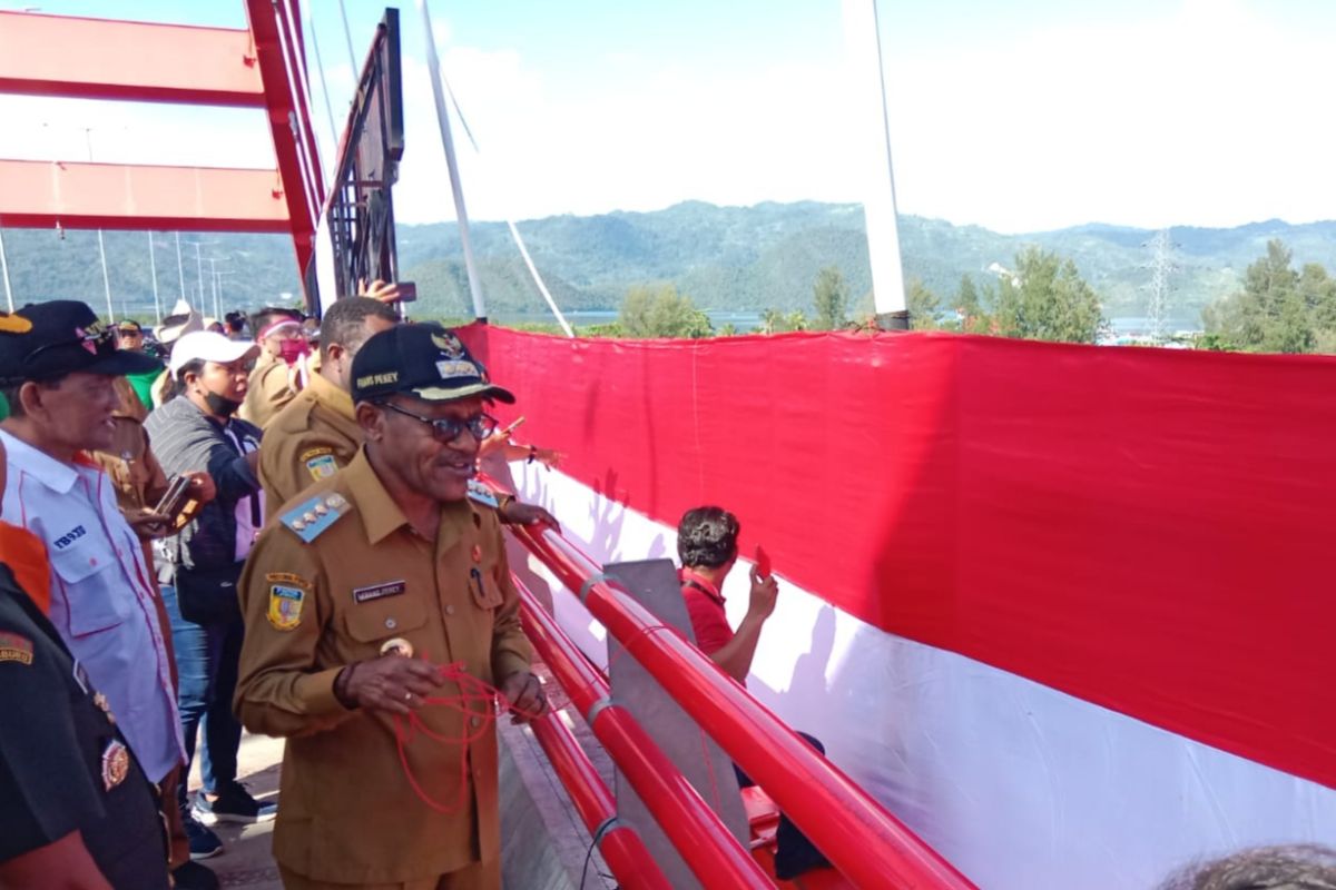 Pemkot Jayapura bentangkan Bendera Merah Putih panjang 100 meter di Jembatan Youtefa