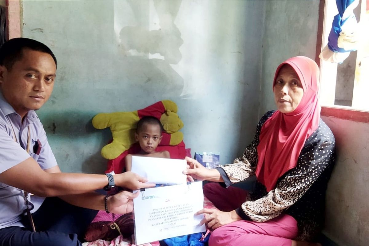 Ringankan biaya pengobatan warga, PT Timah srahkan bantuan untuk Anggun Saputri
