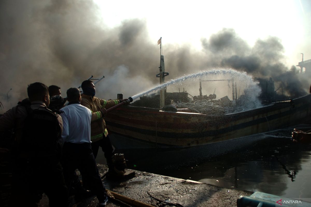 Pemprov Jawa Tengah bantu penanganan kebakaran kapal di Tegal