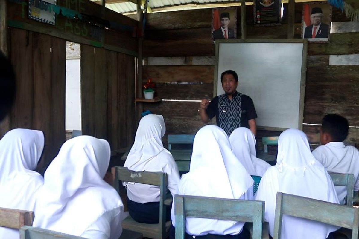 Bupati Bangkep ajarkan keindoneisaan kepada siswa di desa terpencil