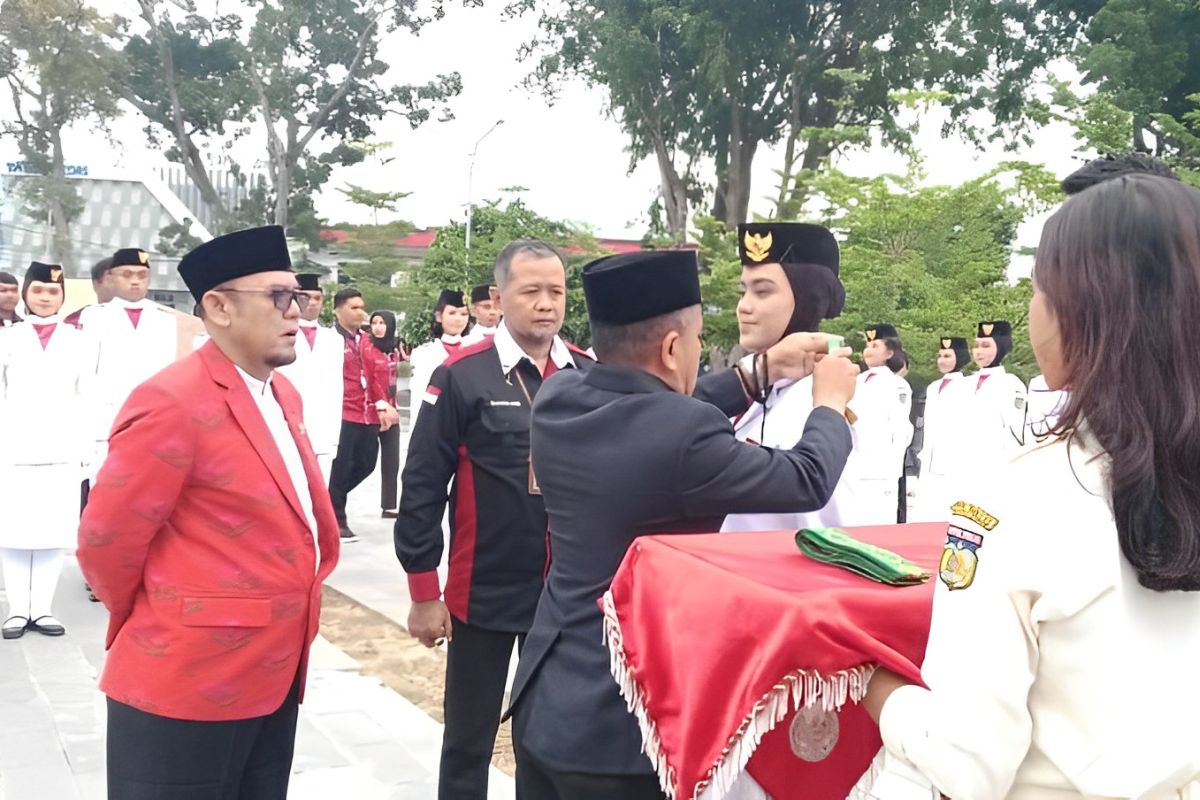 Wali Kota Palu kukuhkan pasukan pengibar bendera tahun 2023