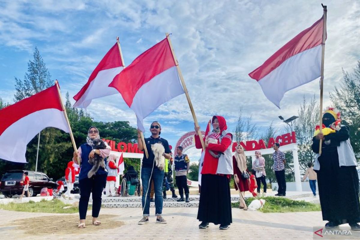 Pencinta hewan kibarkan bendera Merah Putih di KM 0 Banda Aceh