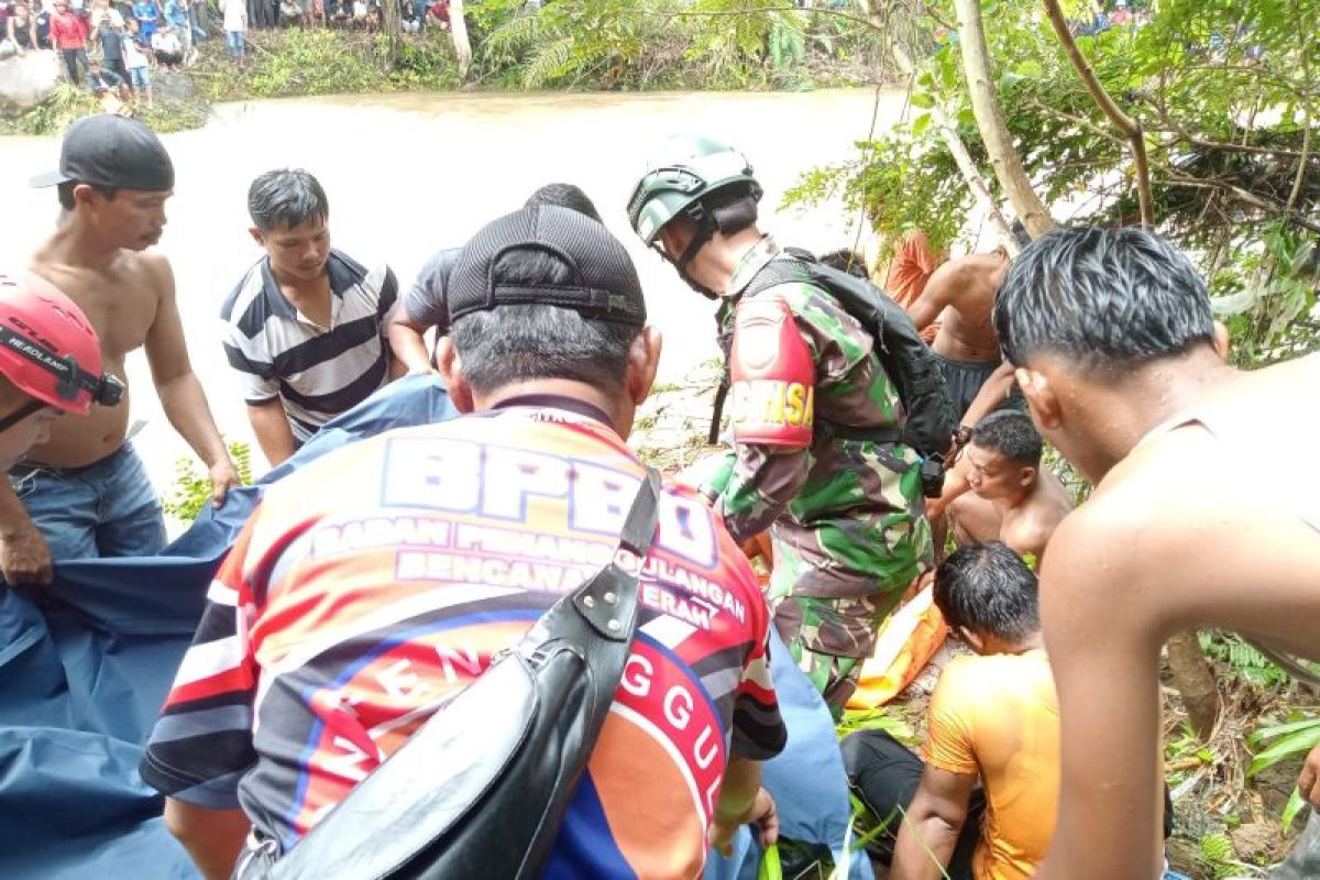 Mobil terjun ke sungai