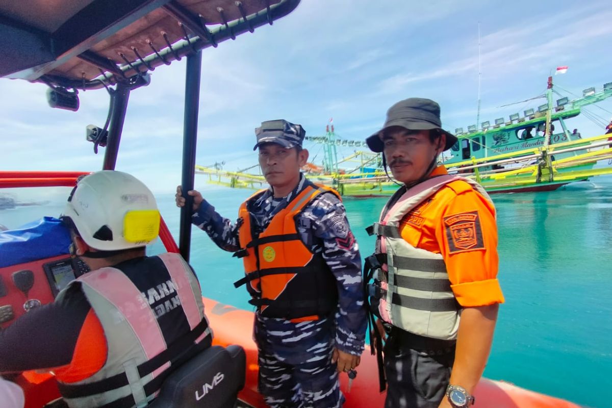 Tim gabungan Pemkab Agam evakuasi bagan milik nelayan Pasaman Barat