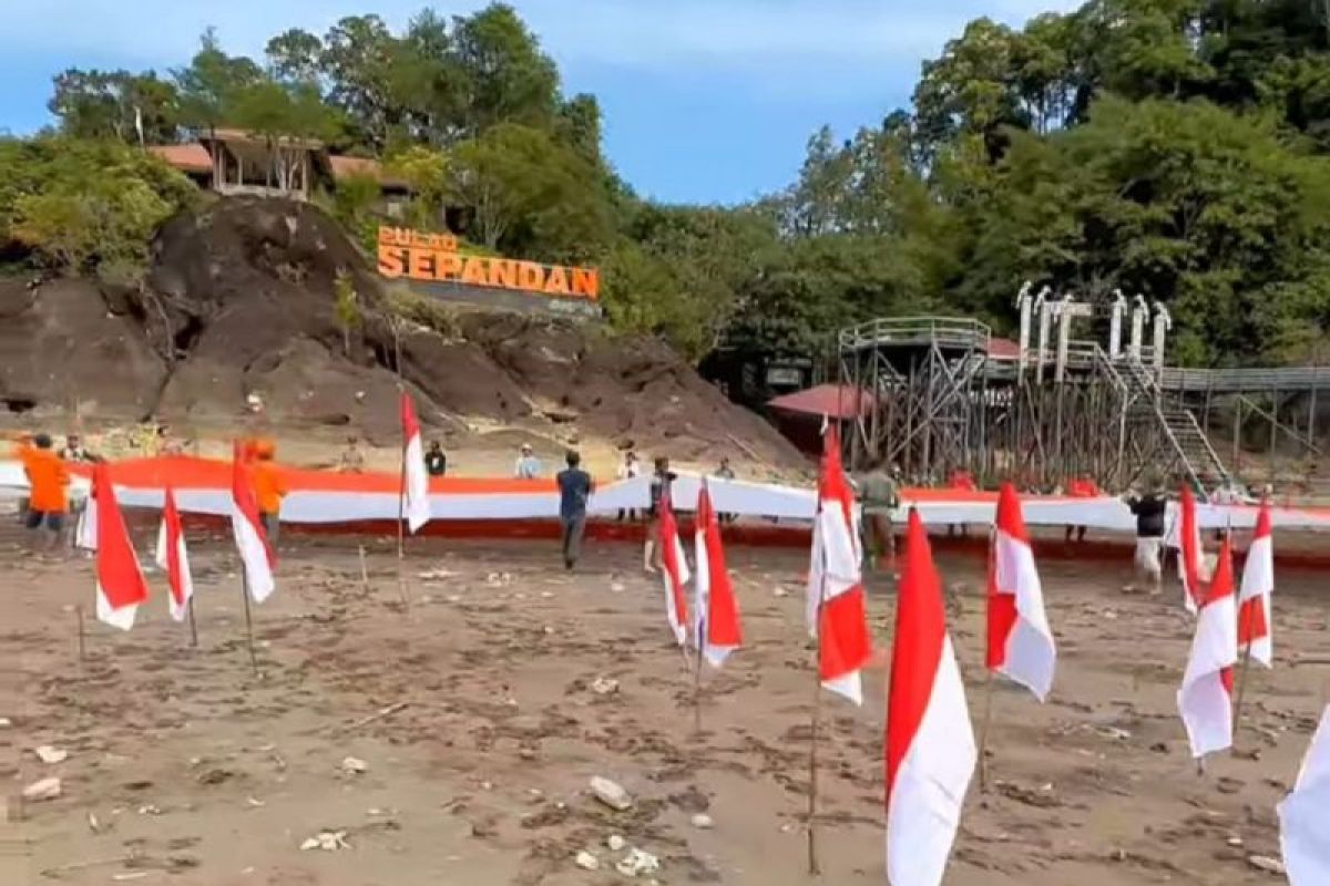 Rumah Zakat bentangkan Bendera Merah Putih di perbatasan Indonesia