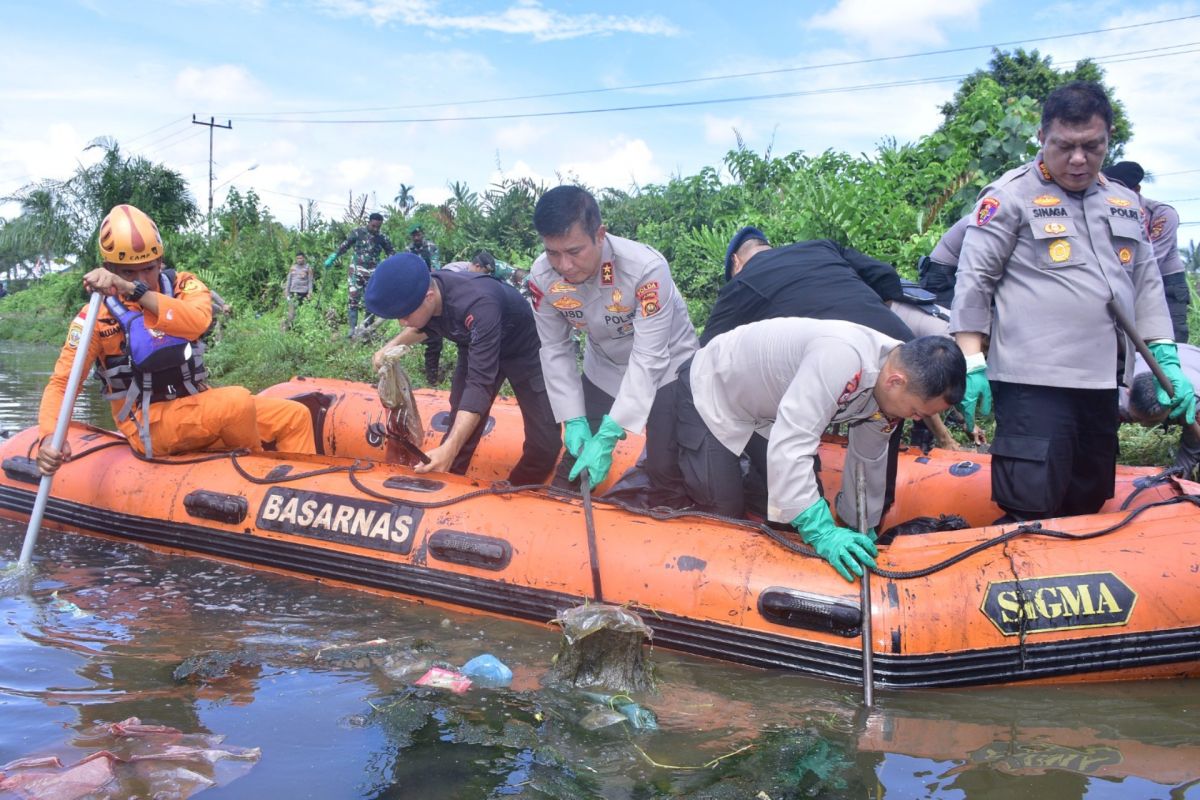 Kapolda Jambi ajak warga jaga kebersihan sungai dari sampah