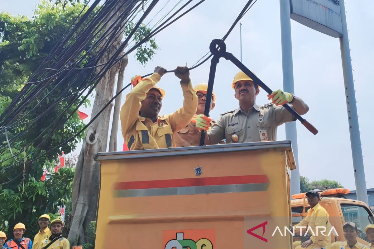 Bina Marga Jaktim tertibkan kabel udara semrawut di Raden Inten 