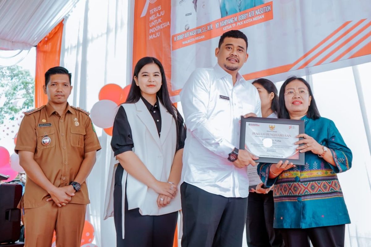 Pemkot Medan berikan penghargaan delapan klinik swasta