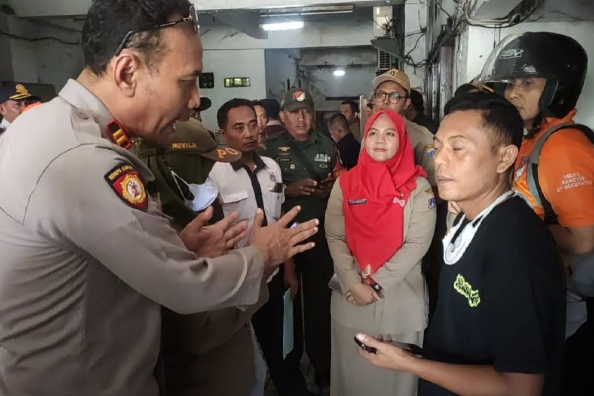 Tim gabungan razia rumah kos di Pinangsia guna cegah kejahatan