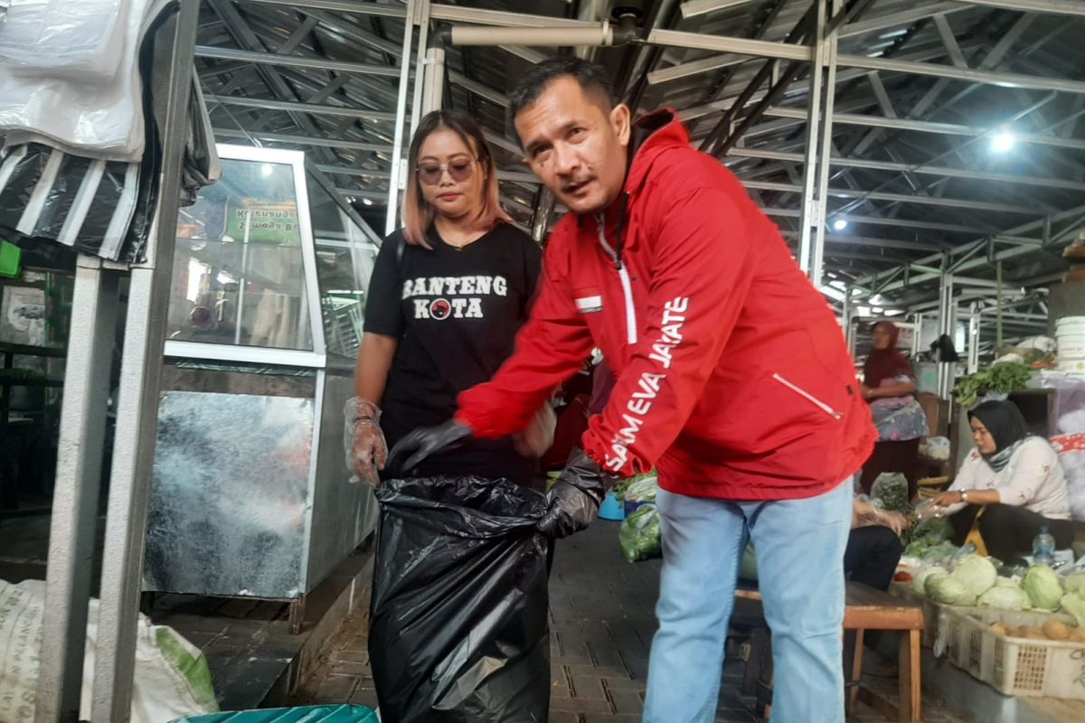 40 Bacaleg PDI Perjuangan Kota Yogyakarta bersihkan sampah di 25 pasar