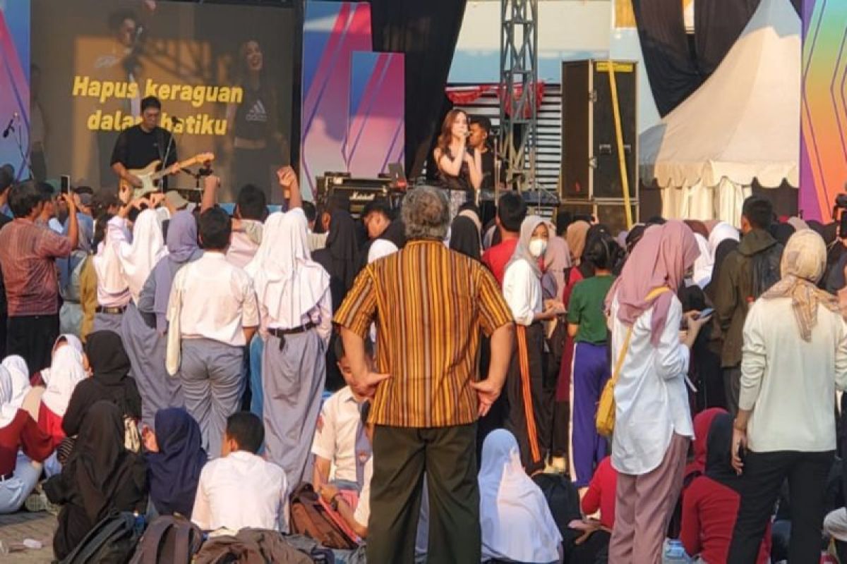 Ratusan pelajar meriahkan Music Live Chat RRI Semarang
