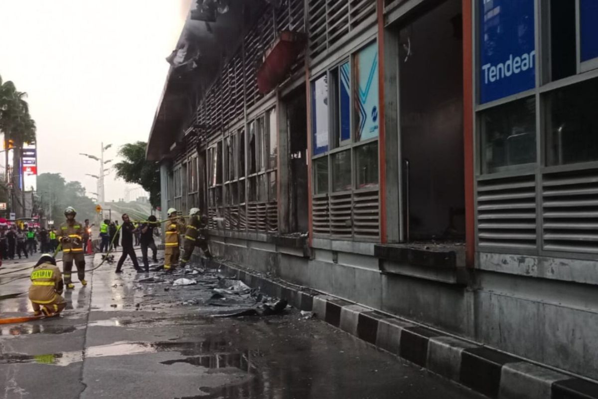 TransJakarta siapkan halte sementara Tendean pengganti yang terbakar