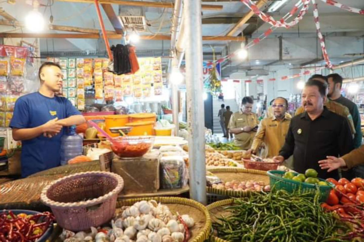 Wawako Asrul cek ketersediaan dan harga sembako di Pasar Pusat Padang Panjang