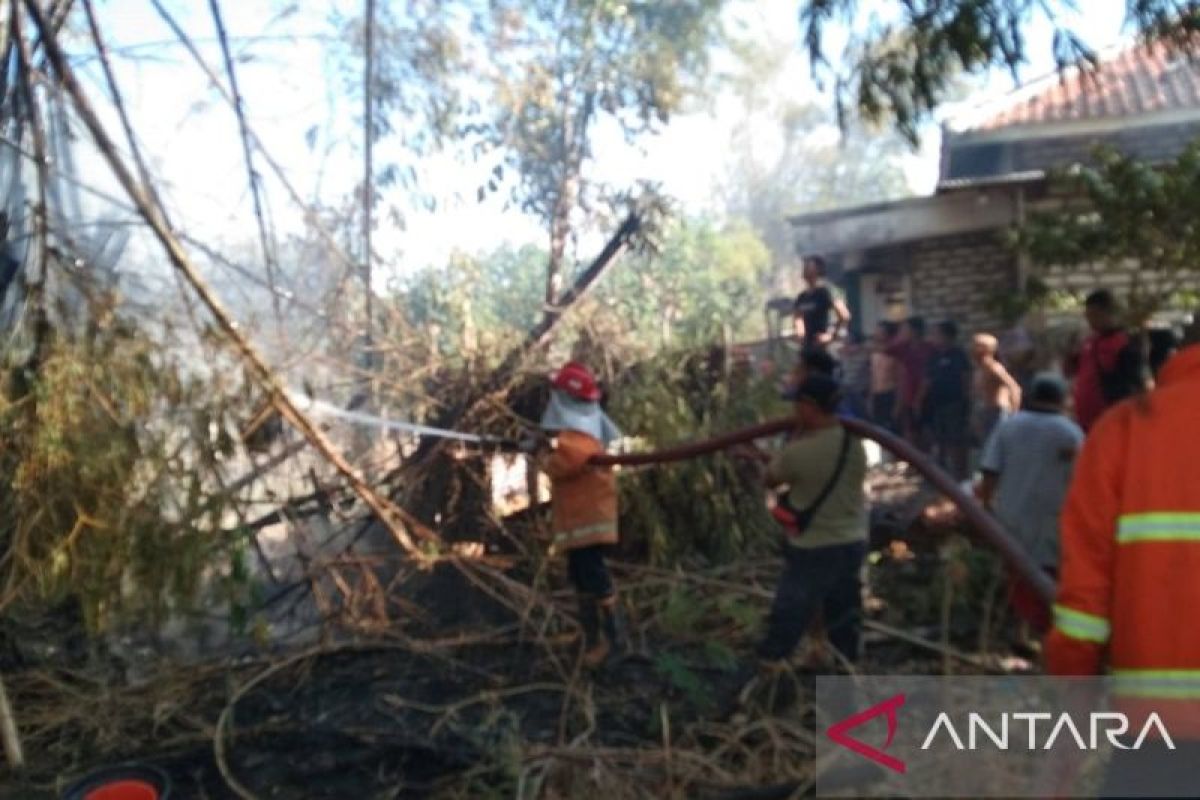 Damkar Pamekasan cegah kebakaran bambu merembet ke permukiman