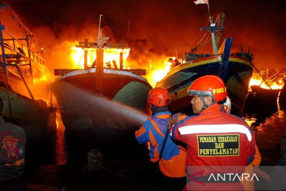 Puluhan kapal terbakar di pelabuhan Kota Tegal