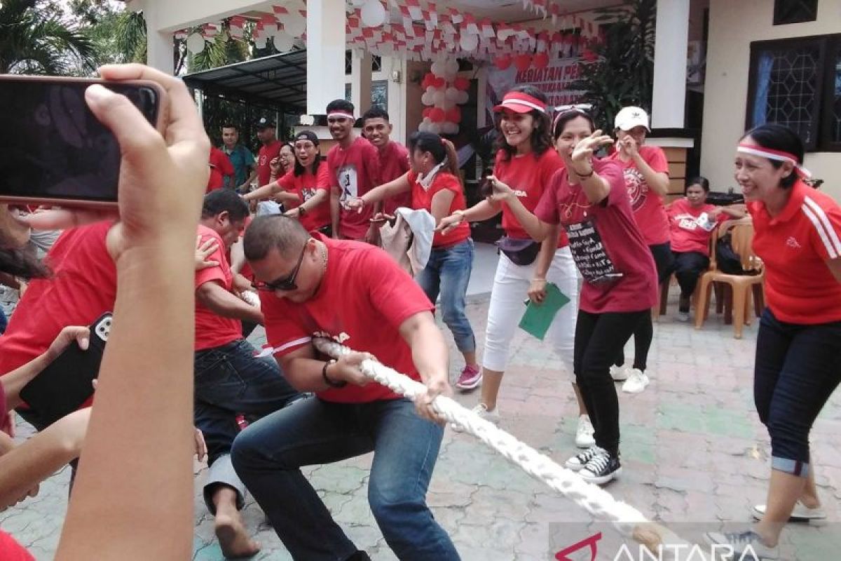 Warga Kota Kupang sambut HUT RI dengan mengikuti berbagai perlombaan