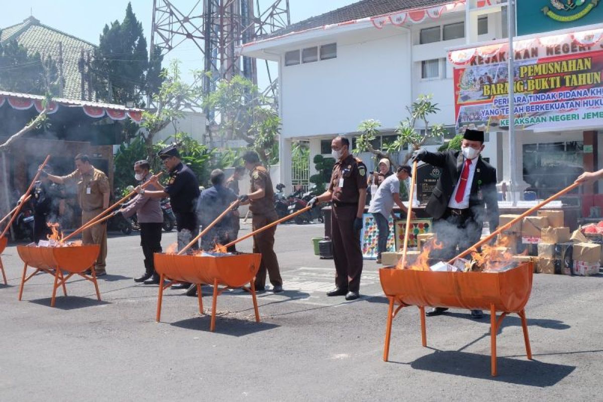 Kejari Jember musnahkan ribuan barang bukti tindak pidana yang sudah inkrah