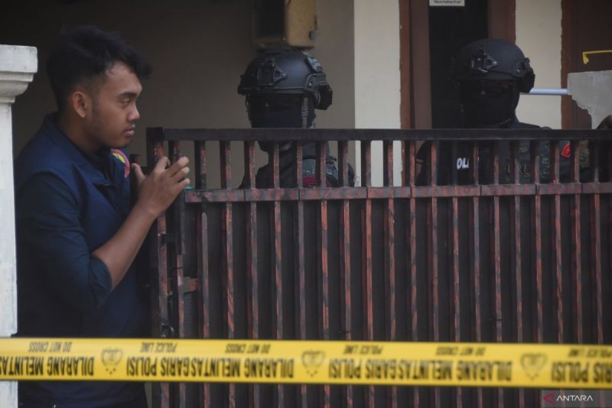 Pengembangan kasus terorisme oknum pegawai KAI, diduga ada tiga anggota polisi juga terlibat