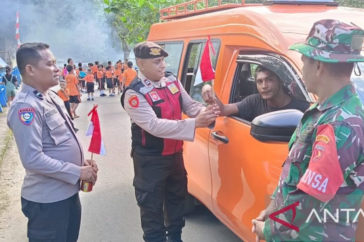 Polresta Ambon bagikan 1.000 bendera sambut HUT RI