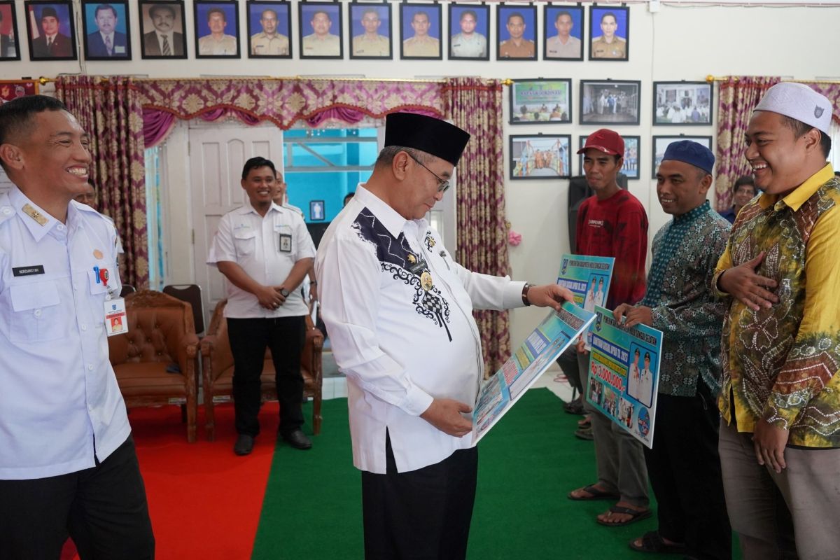 Bupati HSS serahkan bansos UEP tiga kecamatan wilayah Daha