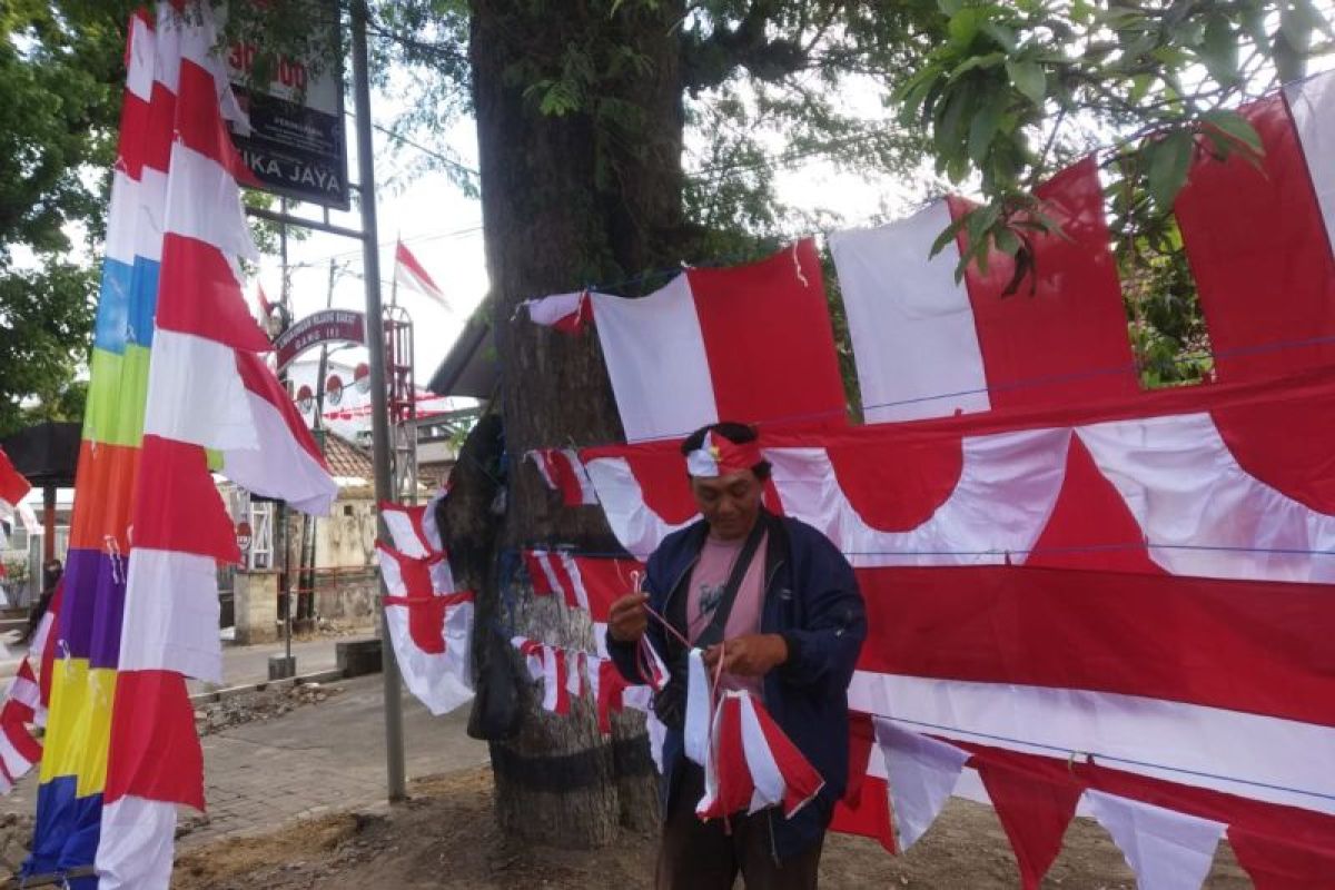 Penjualan bendera merah putih di Mataram lesu