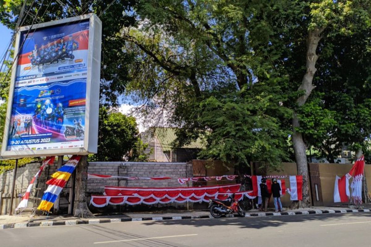 Suasana Kota Mataram semarak dengan bendera merah putih