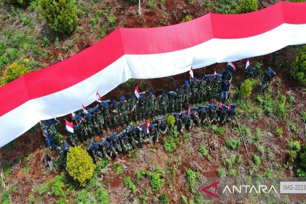 Brimobda Sulawesi Tenggara bentangkan Merah Putih 100 meter di Gunung Monapa
