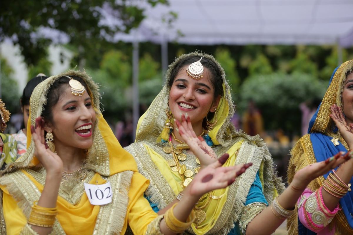 Nyanyian dan tarian meriahkan perayaan Festival Teej di India