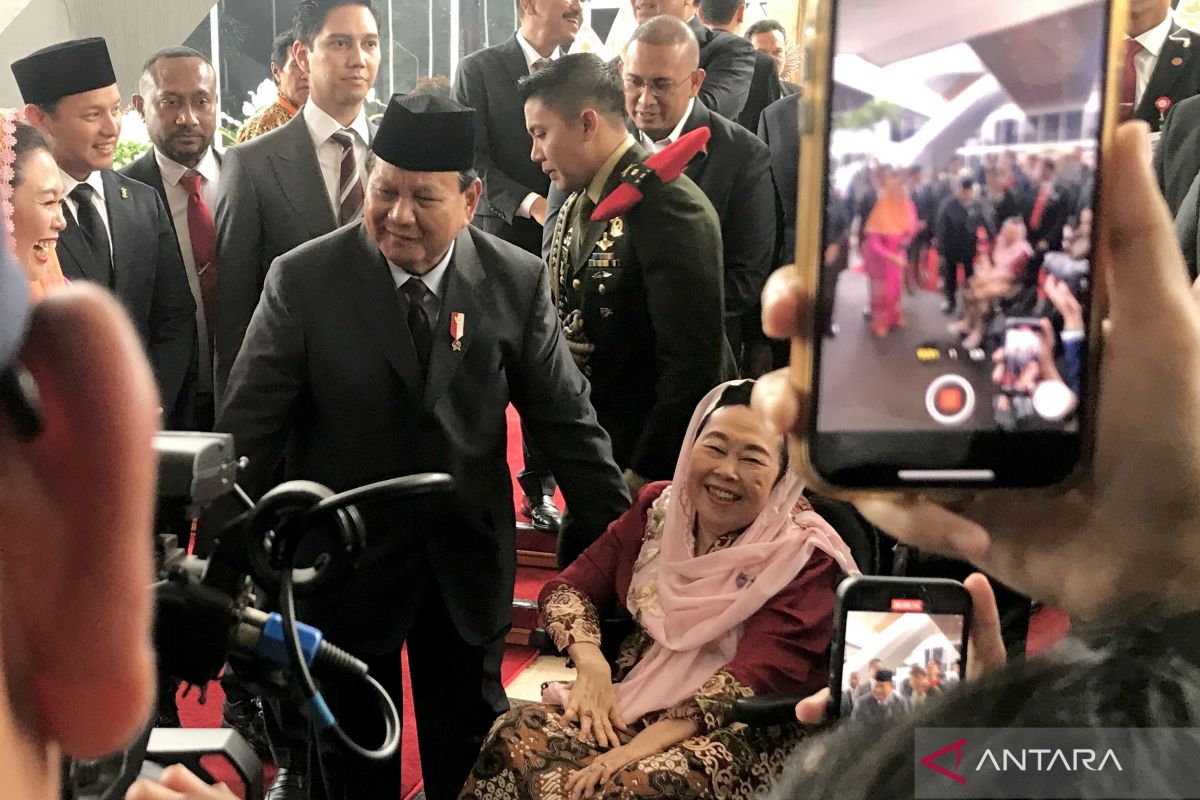 Prabowo Subianto sempatkan berbincang dengan Sinta Nuriyah di Sidang Tahunan