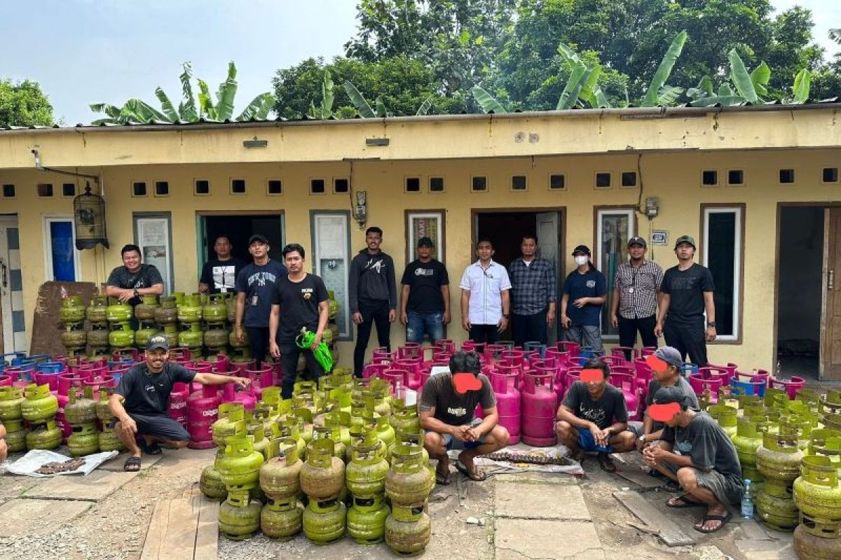 Polisi ungkap kasus oplos gas elpiji subsidi ke non subsidi