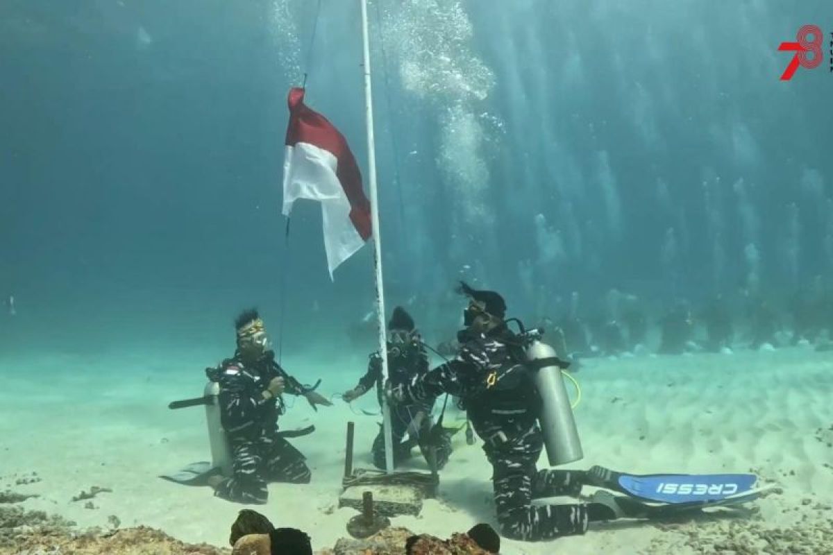 Prajurit Lantamal X Jayapura kibarkan bendera Merah Putih di bawah laut