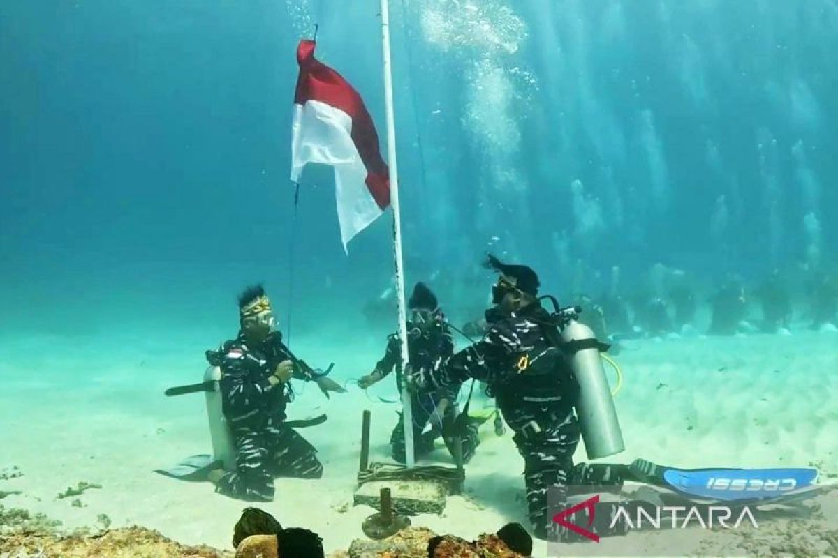 Lantamal X Jayapura kibarkan bendera Merah Putih di bawah laut