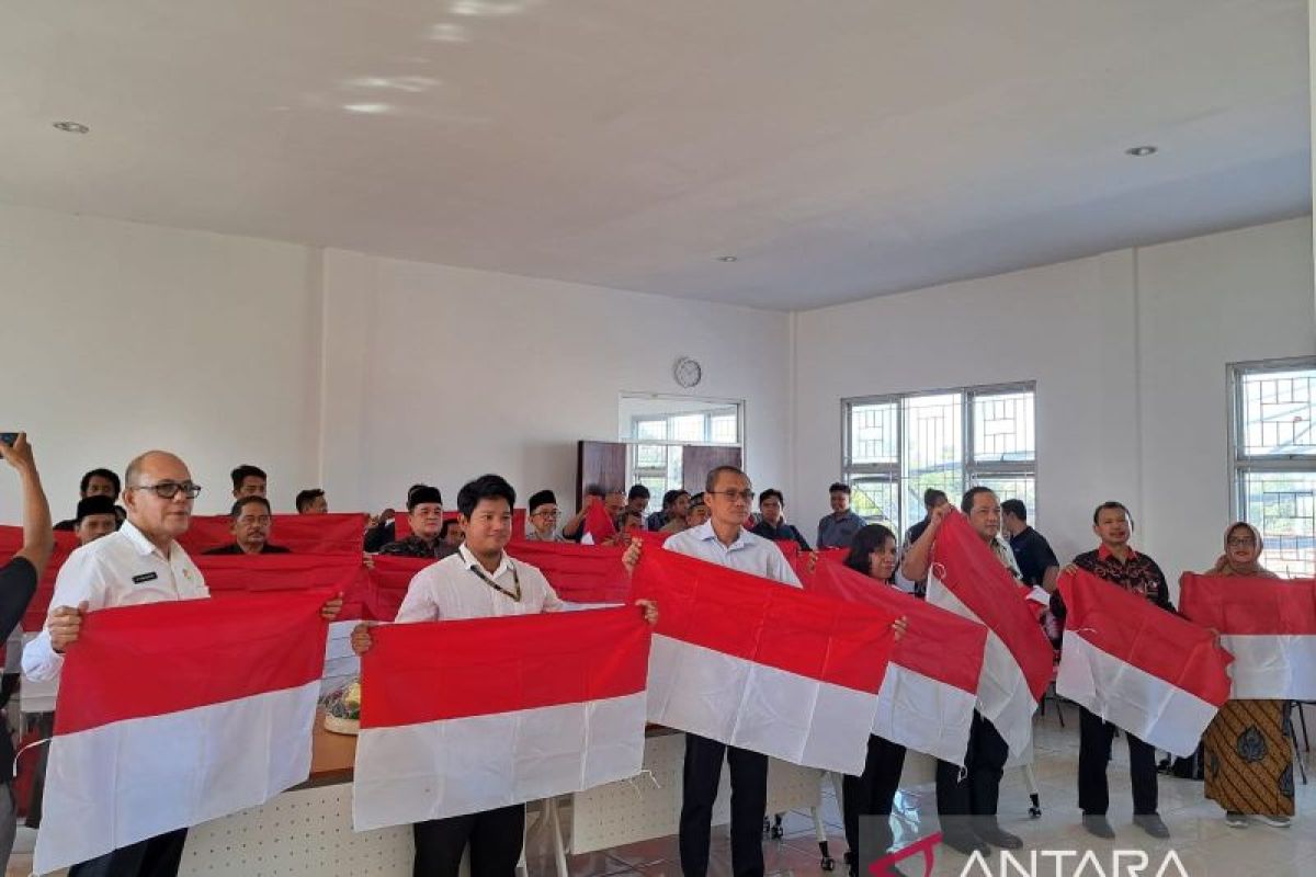 Bakesbangpol Surabaya bagikan bendera merah putih kepada puluhan eks napiter