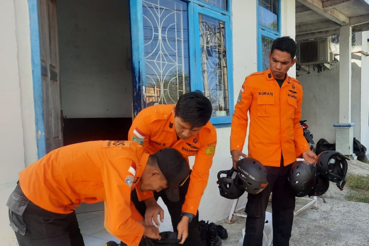 Tim SAR mencari warga yang hilang di kawasan hutan di Sumbawa