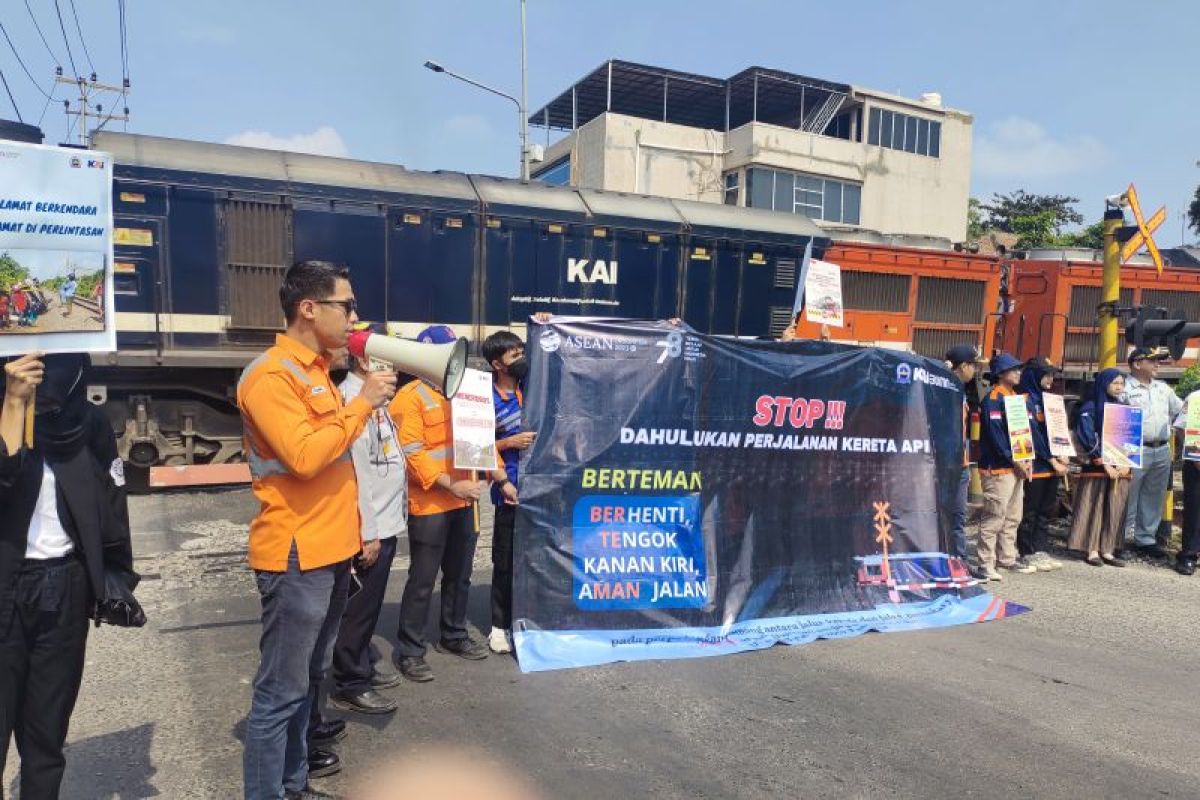 KAI Tanjungkarang lakukan kampanye keselamatan di perlintasan kereta api