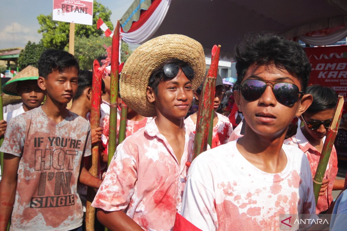 Ribuan pelajar jalan kaki tiga Km rayakan Kemerdekaan RI di Tapin