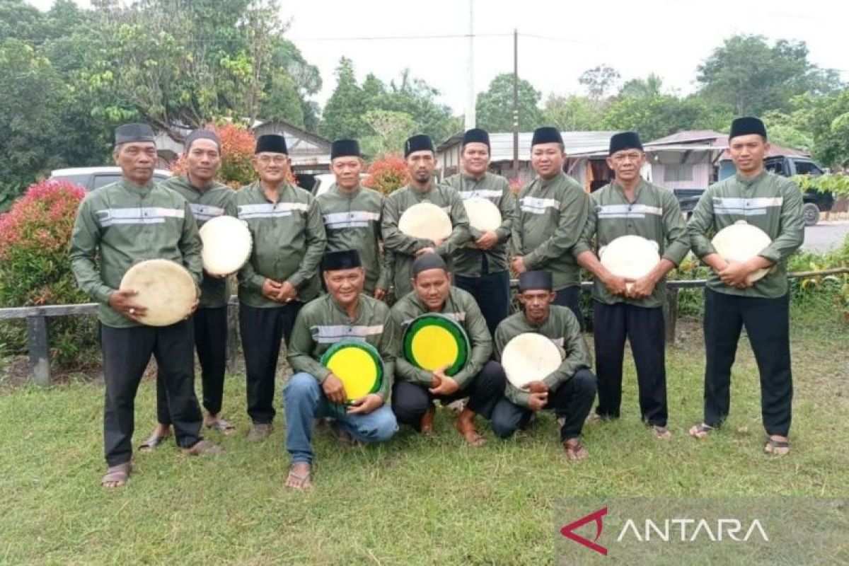 PT Timah berikan bantuan kepada kelompok Hadroh Desa Padang