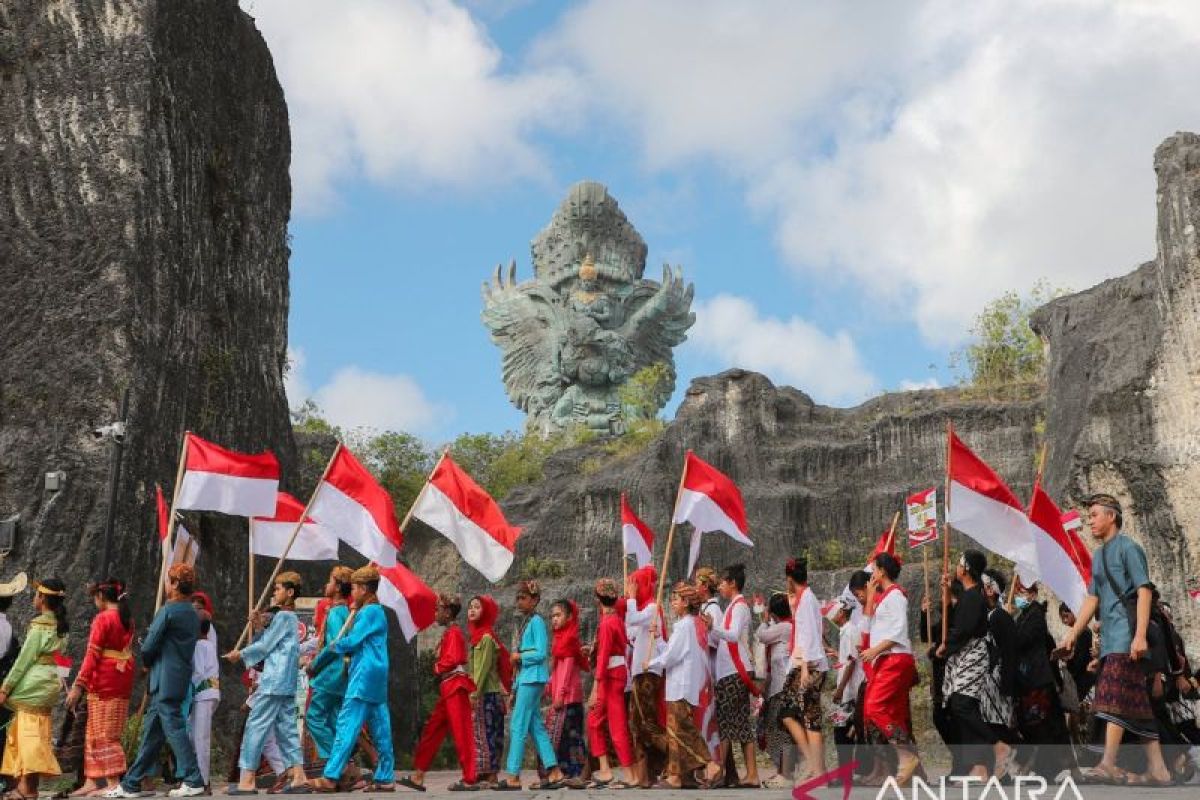 Ratusan pelajar ikuti kirab budaya HUT RI di GWK Bali