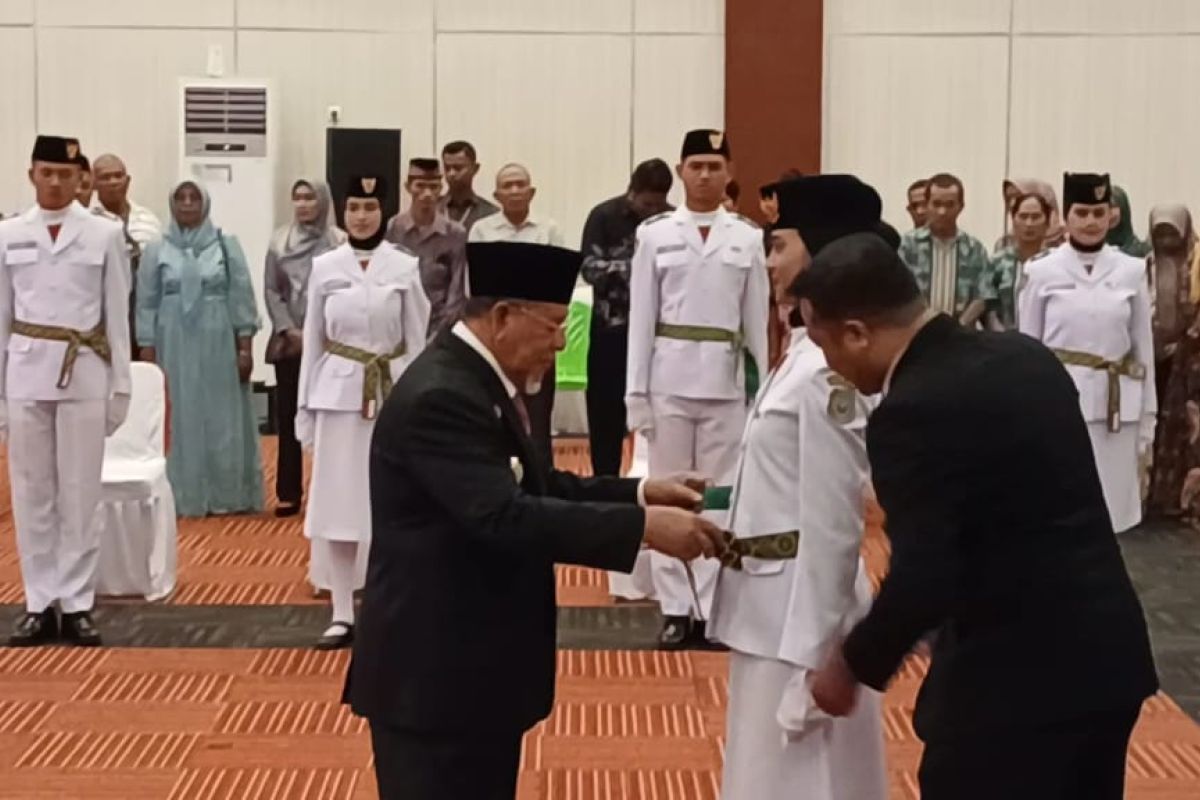 Gubernur Malut janjikan masa depan puluhan siswa pasukan pengibar bendera