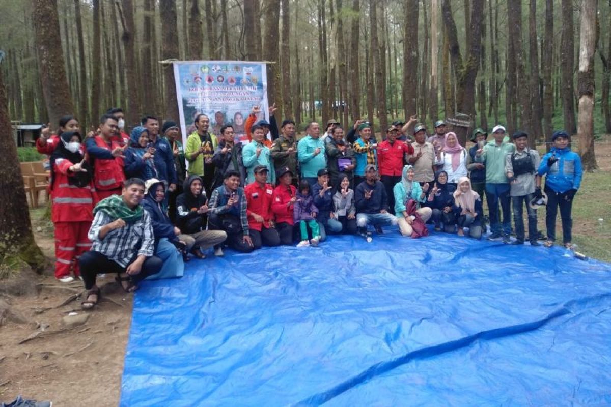 Kolaborasi Merah Putih menggelar aksi tanam pohon di Gunung Bawakaraeng