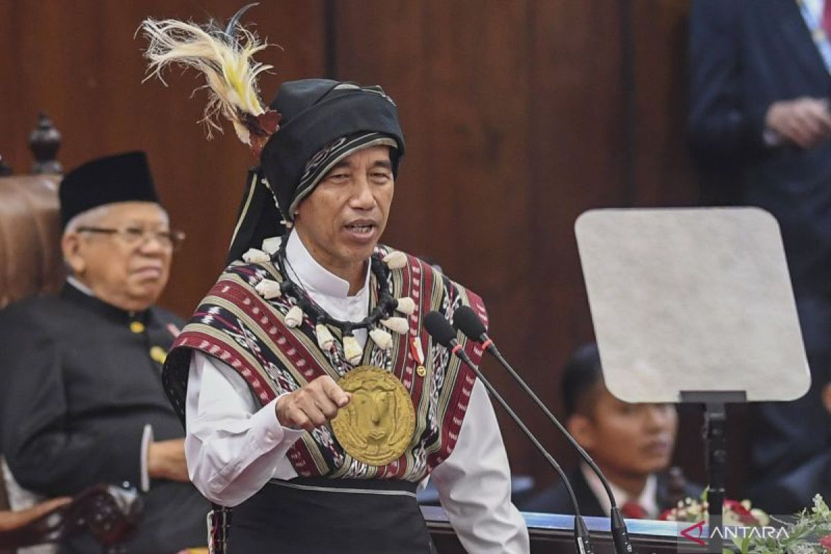 Rakyat Maluku bangga Presiden Jokowi  gunakan busana adat Tanimbar