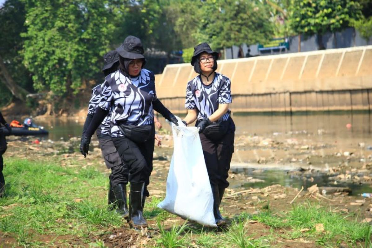 125 personel Polwan angkut 4 kuintal sampah dari Sungai Ciliwung