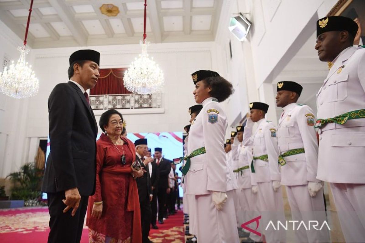 Kemarin, Jokowi kukuhkan Paskibraka 2023 hingga tepis dukung Prabowo