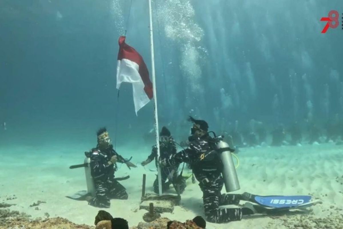 Lantamal X Jayapura lakukan pengibaran bendera Merah Putih di bawah laut
