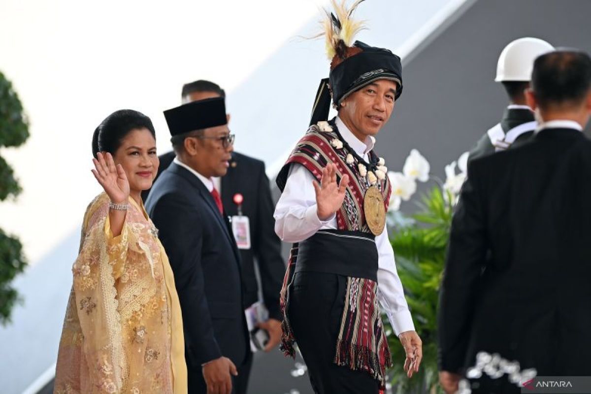 Melihat lebih detail baju adat Tanimbar yang dikenakan Presiden Jokowi