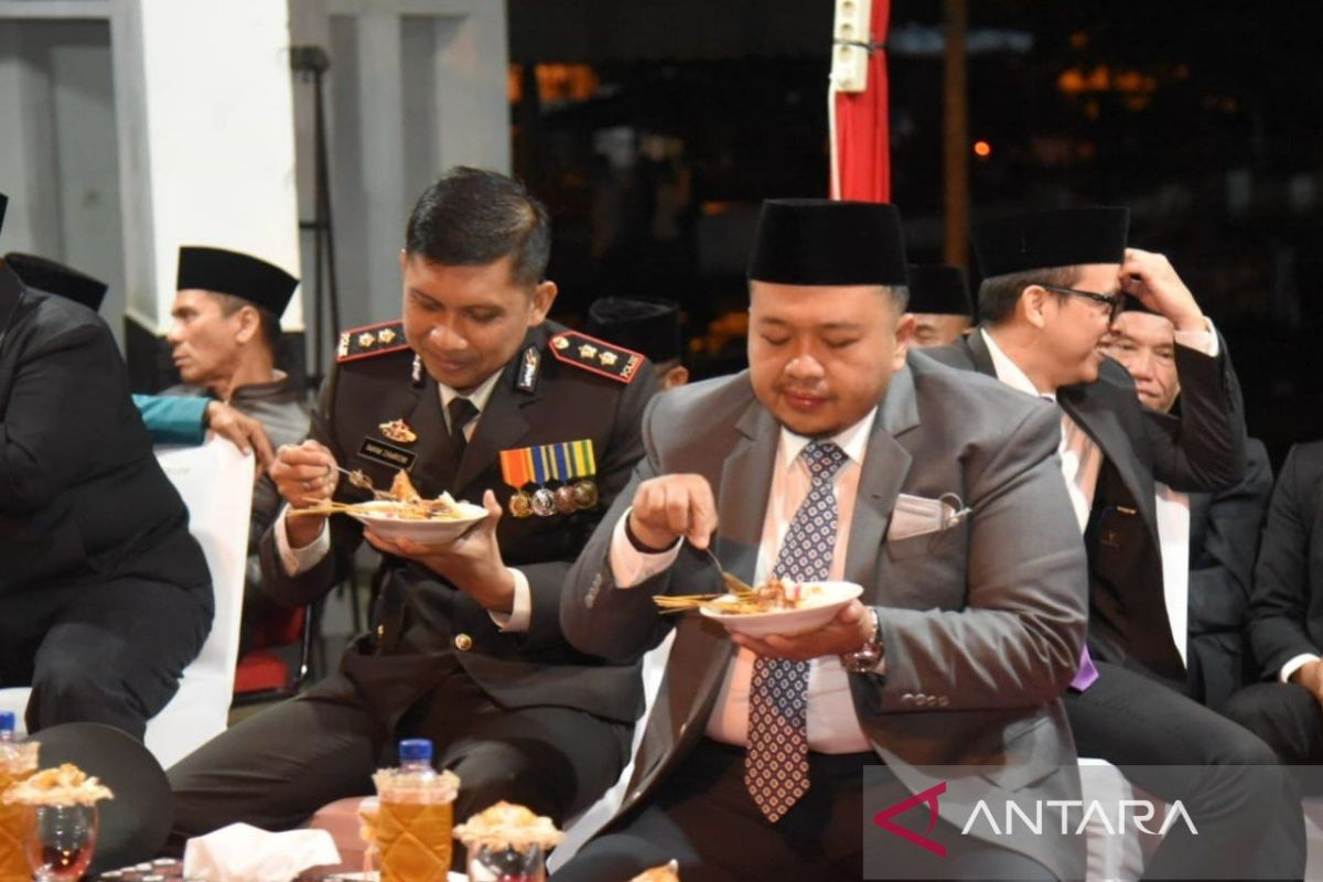 Malam Taptu, Bupati bersama Forkopimda Tapsel borong sate