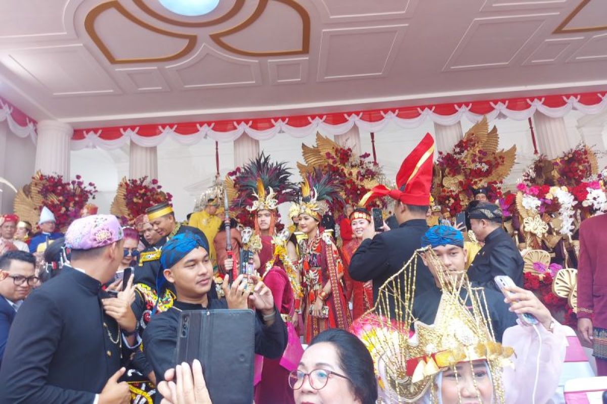 Kaesang dan Sri Mulyani dapat penghargaan busana daerah terbaik saat upacara di Istana Merdeka
